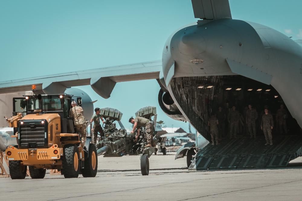 В Пентагоне показали, как отправляют в Украину новую партию гаубиц М777