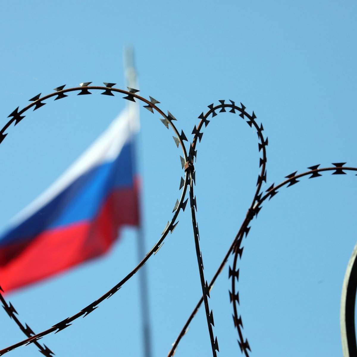 Запад элементарно надул Путина. Россия поставляет миру ценные природные ресурсы, а взамен получает пустоту