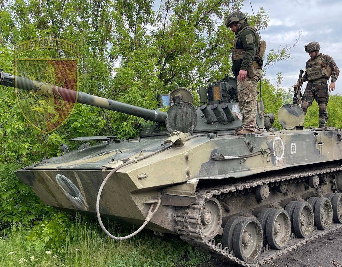 На Луганщине бойцы ВСУ захватили БМД-4м российских десантников