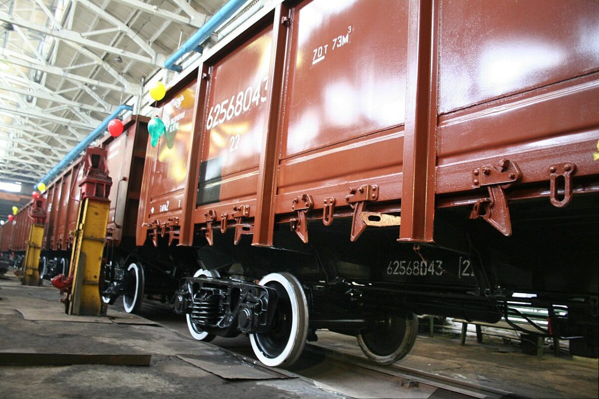 Пропагандисты РФ заявили о «танках» на обстрелянном ракетами ДВРЗ. В «Укрзализныце» отреагировали (Видео)