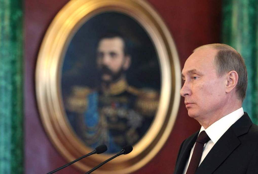 Пациент разбушевался. Периодически бред величия у него переходит в манию преследования