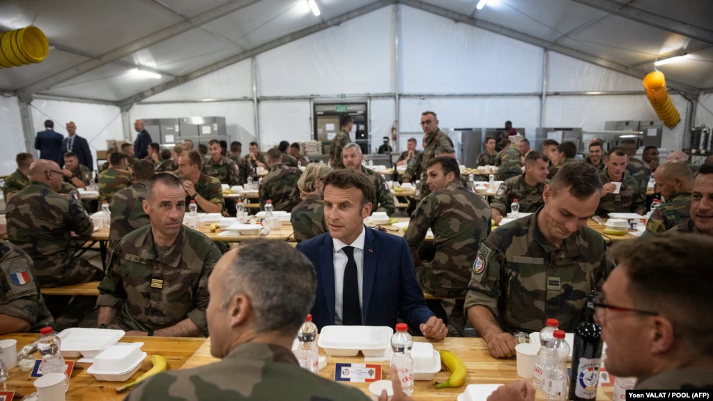 Макрон заявил, что Зеленскому придется договариваться с Россией