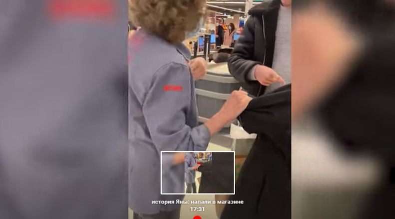 В супермаркете Германии кассирша-россиянка напала на украинку в сине-желтой маске и назвала ее "с*кой и мразью"