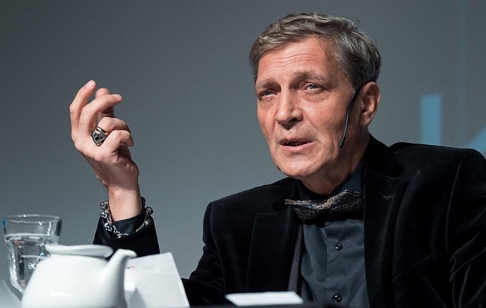 Невзоров высмеял посвященный ему клип Шнурова: Никогда не мочусь на могилы друзей