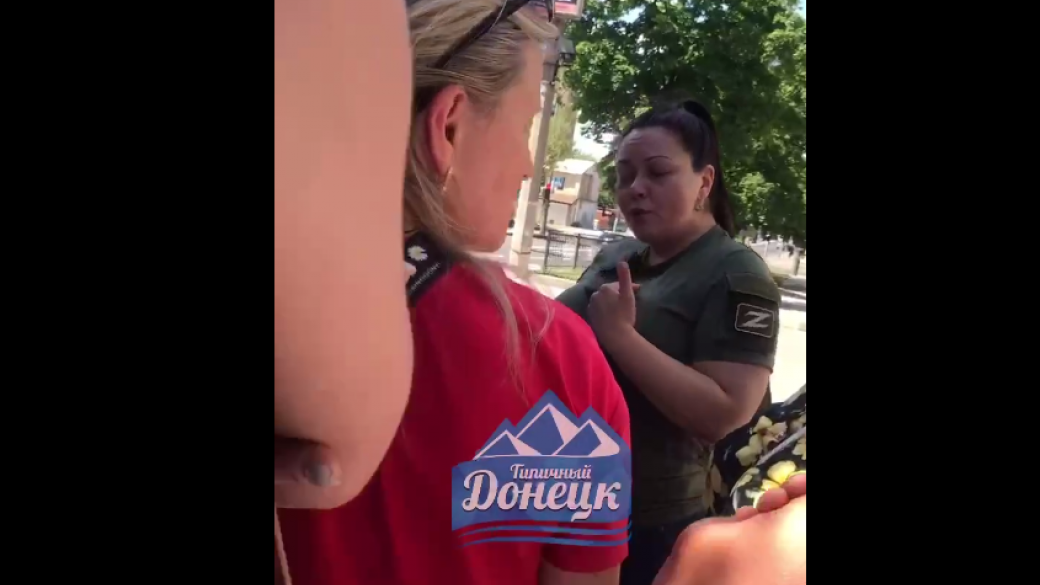 В Донецке "митингуют" родители выпускников "академии МВД ДНР" : "Детей собираются увезти на фронт"(Видео)