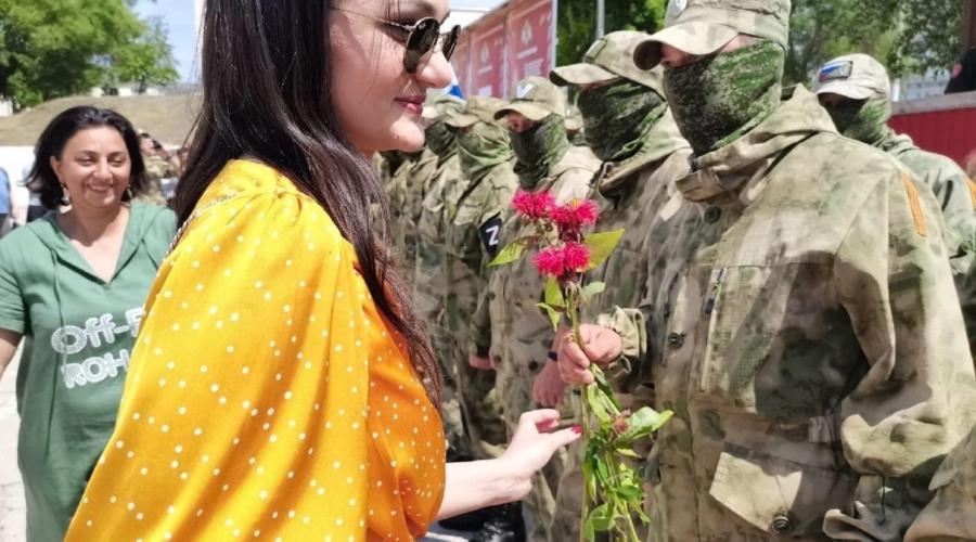 Герои своих лиц не прячут!