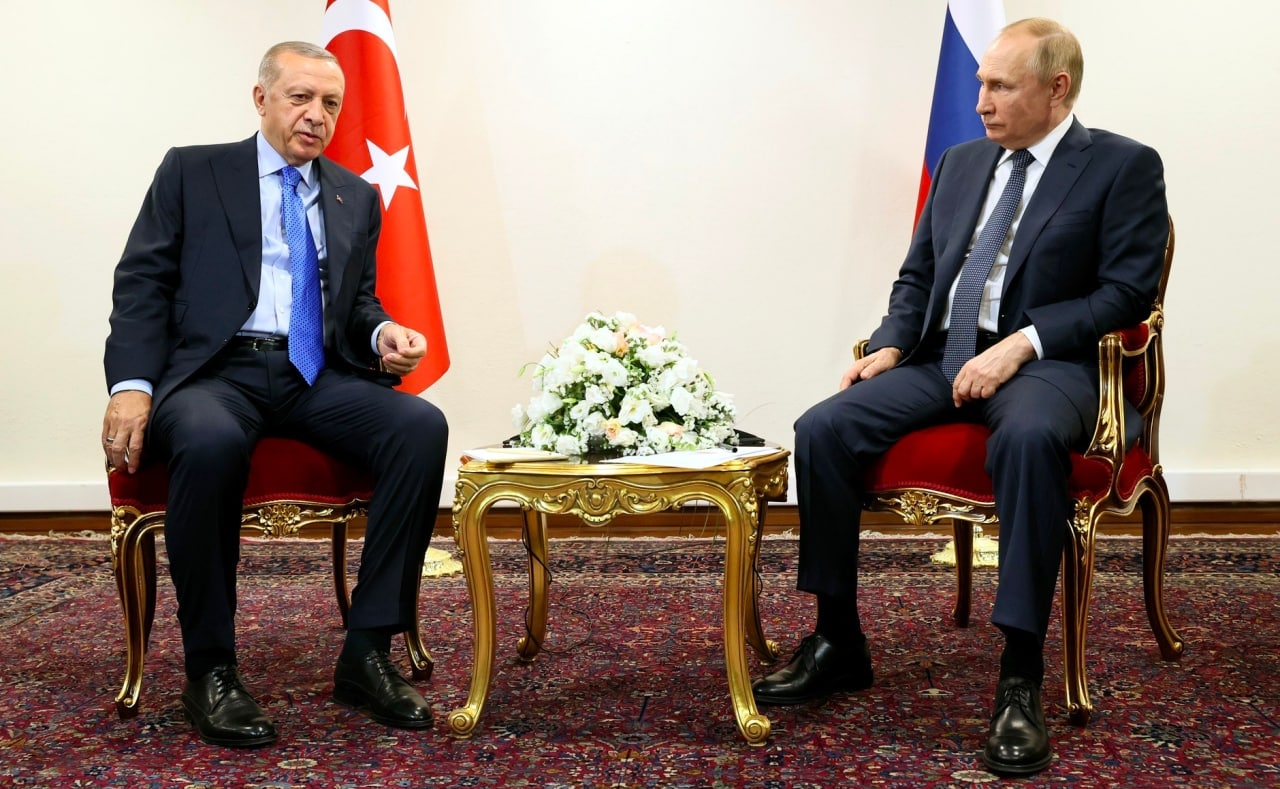 На встречу к Эрдогану отправили Путина-гиганта? В Кремле опозорились увеличенными фото диктатора