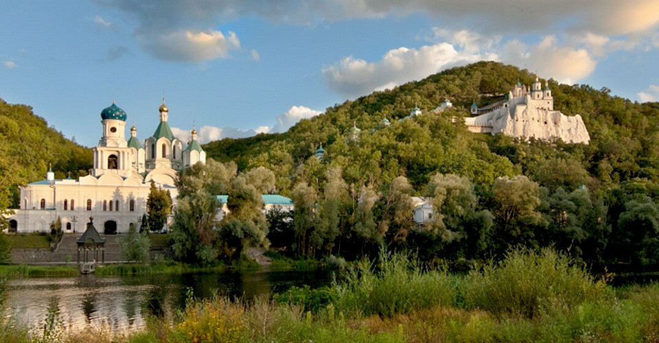 В самой высокой точке частично захваченного Святогорска установили украинский флаг (Видео)