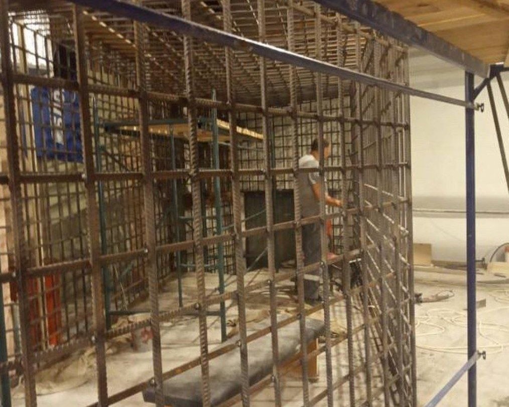 Оккупанты в Мариуполе хотят устроить самосуд над украинскими защитниками. Уже собирают клетки в филармонии