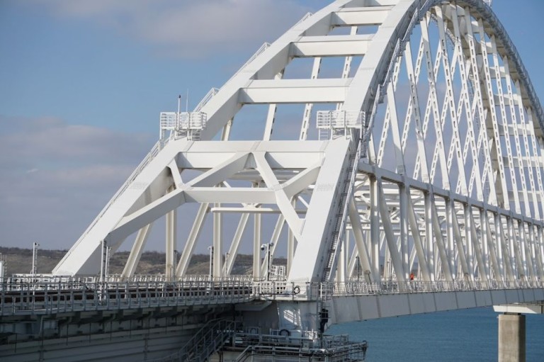 Оккупанты закрыли движение по Крымскому мосту до утра среды из-за "угрозы обстрела" - СМИ.