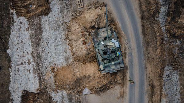 Журналисты рассказали о фатальной уязвимости российских танков на войне в Украине (видео)