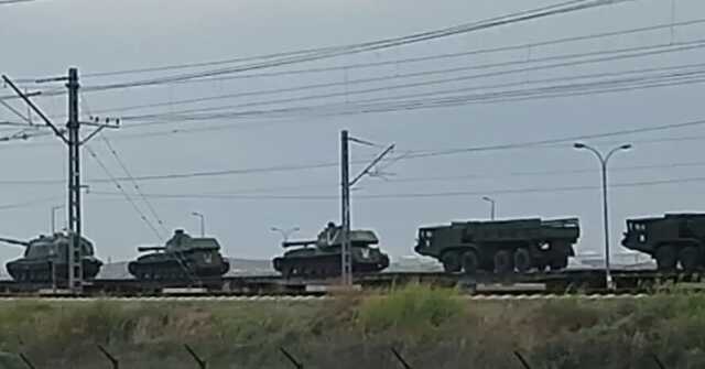 В оккупированный Крым едет эшелон с тяжелой техникой армии РФ