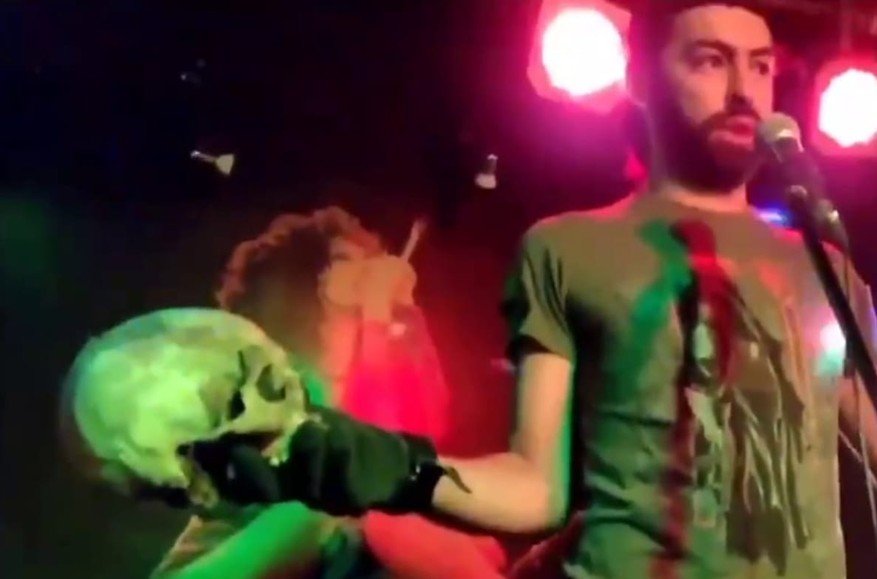 Российский наемник с черепом в руках заявил, что все украинцы должны быть уничтожены