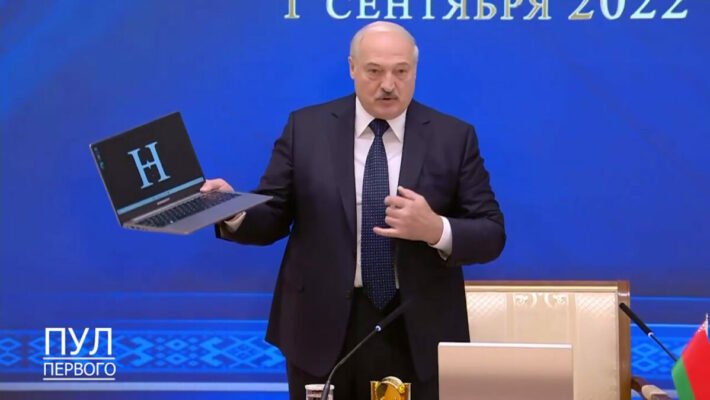 Лукашенко показал «белорусский» ноутбук. В РБ создано только 12% комплектующих