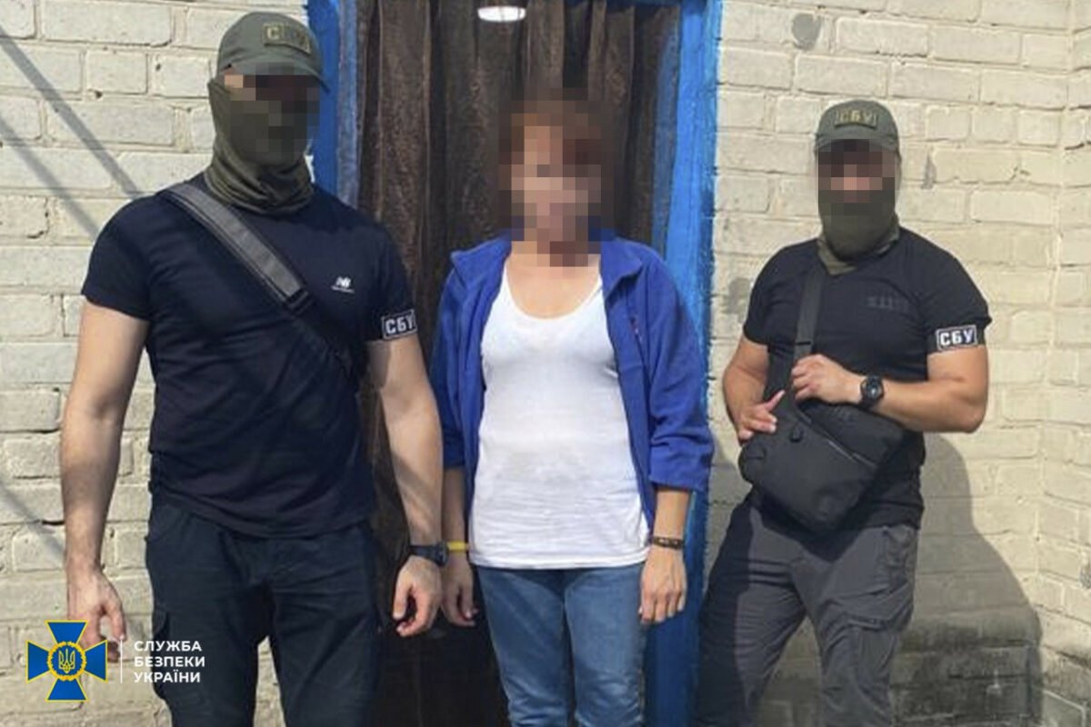 Жена военного передавала россиянам данные о позициях ВСУ, которые выспрашивала у мужа. ВИДЕО
