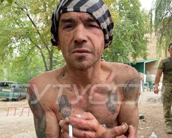 Бойцы ВСУ на Донбассе взяли в плен российского зэка (Видео)