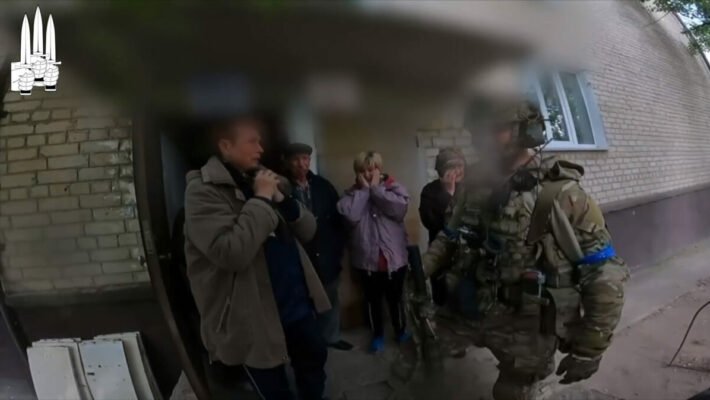 Жители освобожденной Балаклеи трогательно встретили украинских бойцов (Видео)