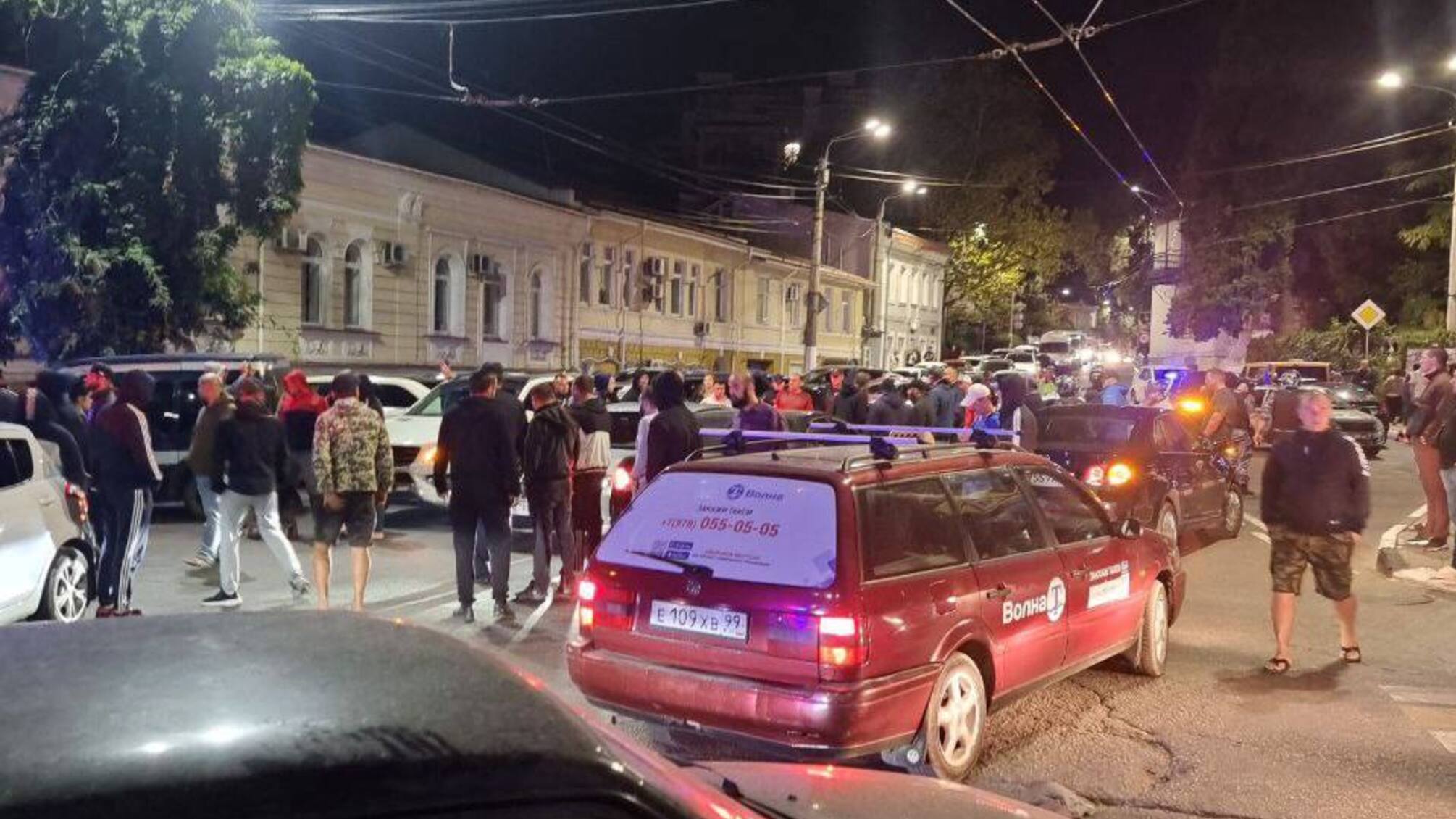 Военный РФ с другом убили мужчину в оккупированном Крыму: Одного из них хотели "отмазать"- люди вышли на протест против произвола. ВИДЕО