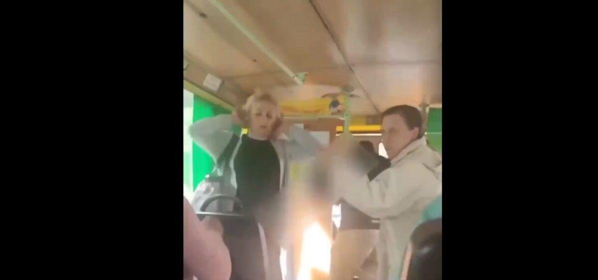 В Одессе пассажиры маршрутки задержали женщину, которая фотографировала военные объекты (Видео)