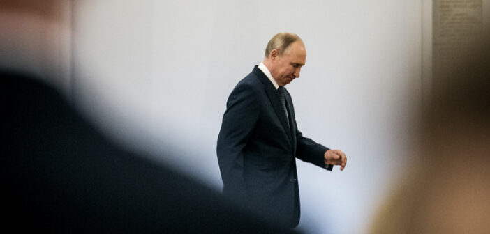 Рыбки, Путин и чертово колесо. Почему в Кремле решили молчать о провалах под Харьковом