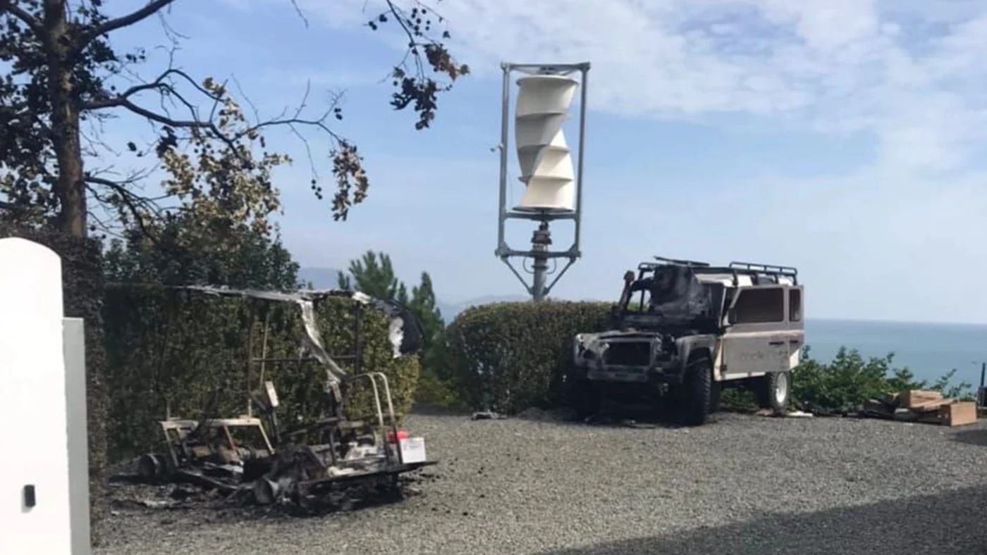 В Крыму сожгли автомобили пропагандиста Дмитрия Киселева - В радиоактивный пепел (Видео)