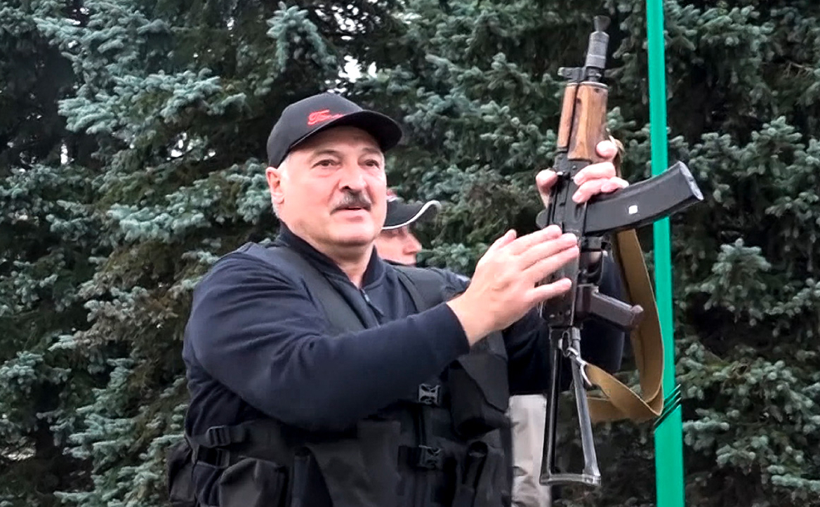 "Оружие быстрее раздайте и увидите, куда оно будет направлено": беларусы ответили на заявления Лукашенко о военном времени