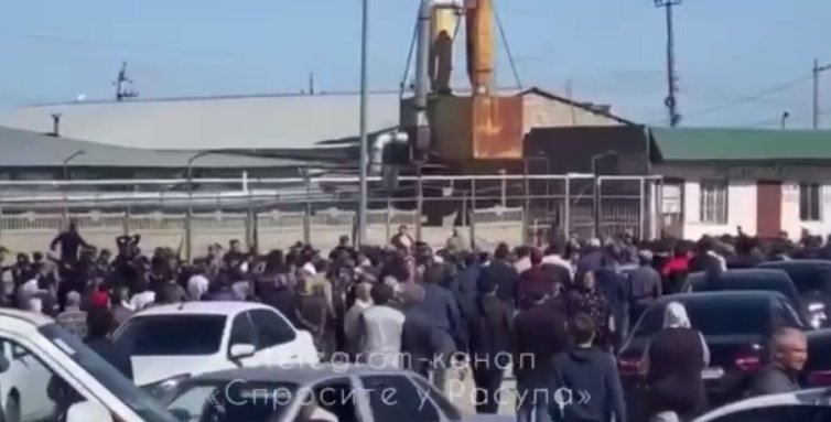 В Дагестане жители перекрыли трассу, протестуя против мобилизации. Полиция открыла огонь из оружия (Видео)