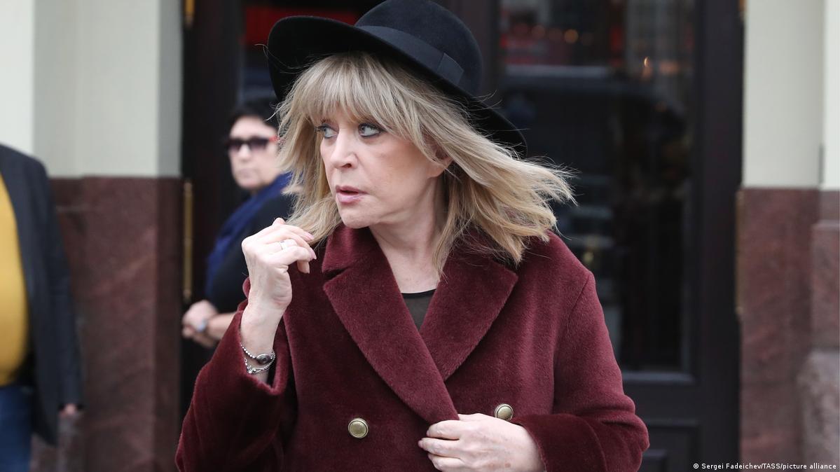 "Без обратного билета": Пугачева тайно покинула россию, прихватив с собой детей