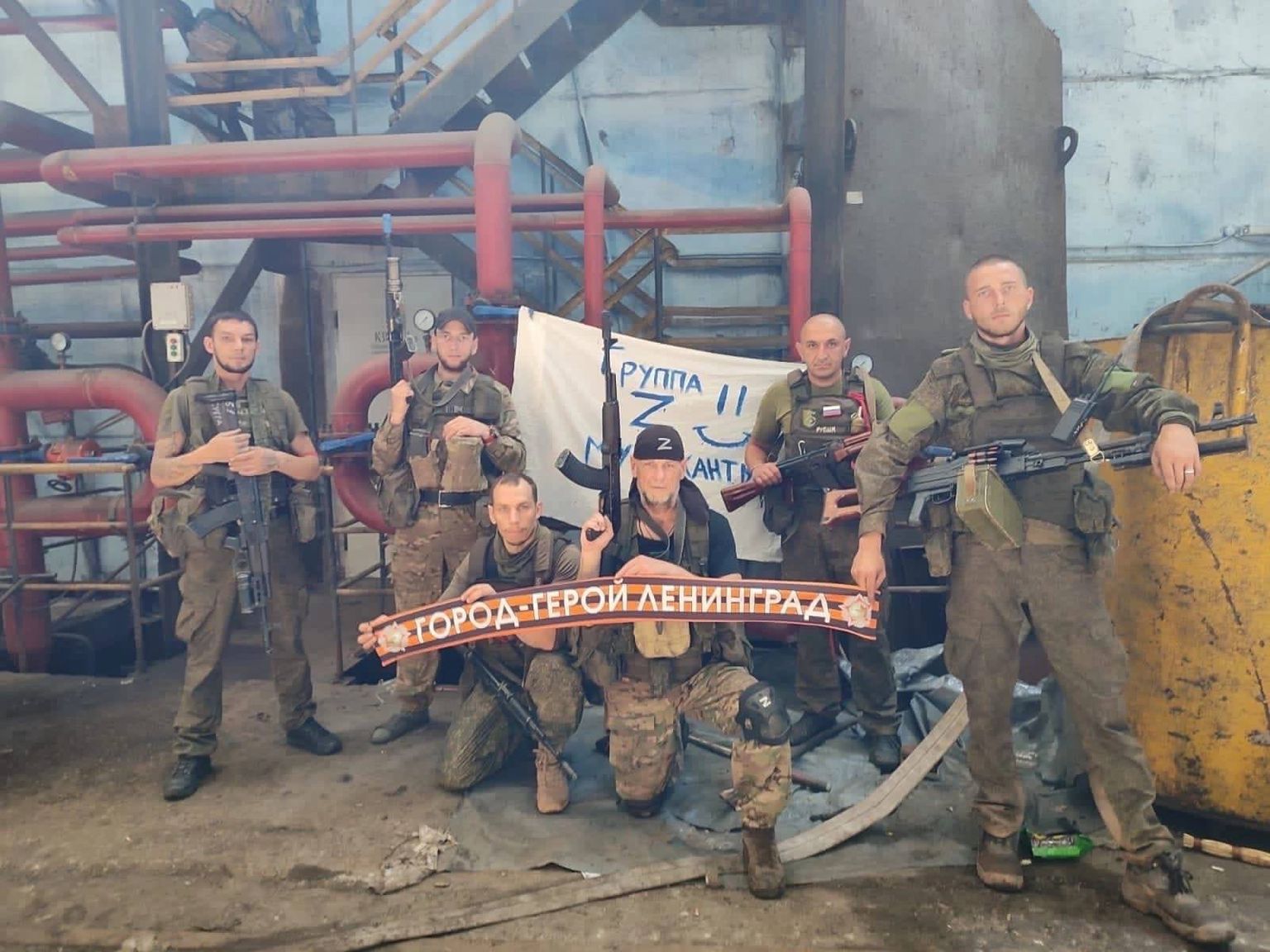 В Херсоне из части сбежали 13 вооруженных военных РФ, они угнали машины и скрылись в Крыму