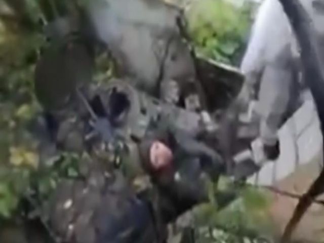 «Слушай, добей, а?»: украинский воин спасает оккупанта, которого прижало к стене БТРом
