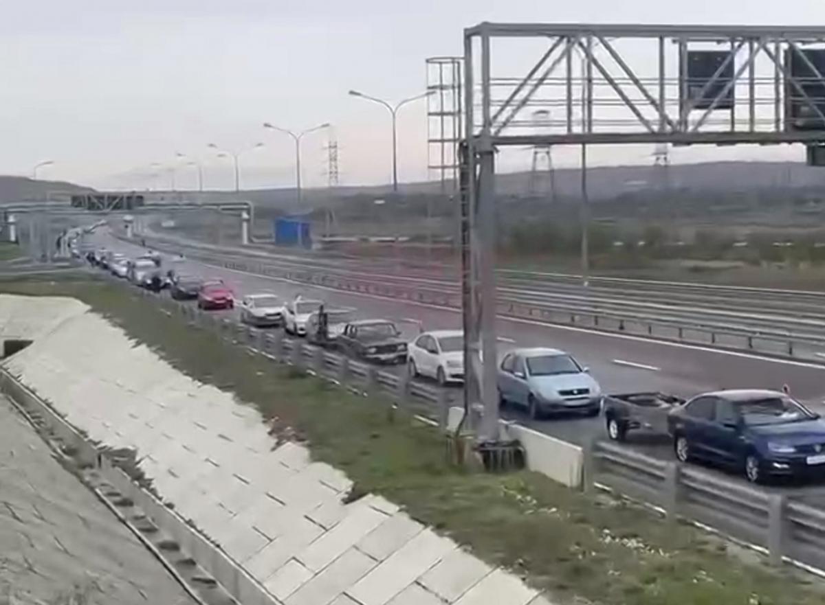 На Крымском мосту образовалась километровая пробка, россияне бегут с полуострова – росСМИ