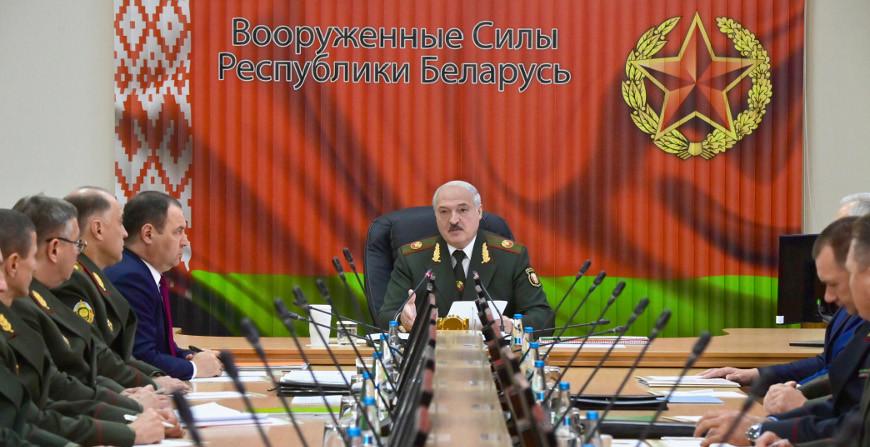 Лукашенко собрал силовиков и объявил о развертывании вместе с Путиным новой группировки войск