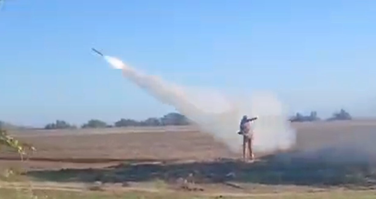 Минобороны Украины опубликовало видео как военный сбил ракету с переносного ракетного комплекса (Видео)