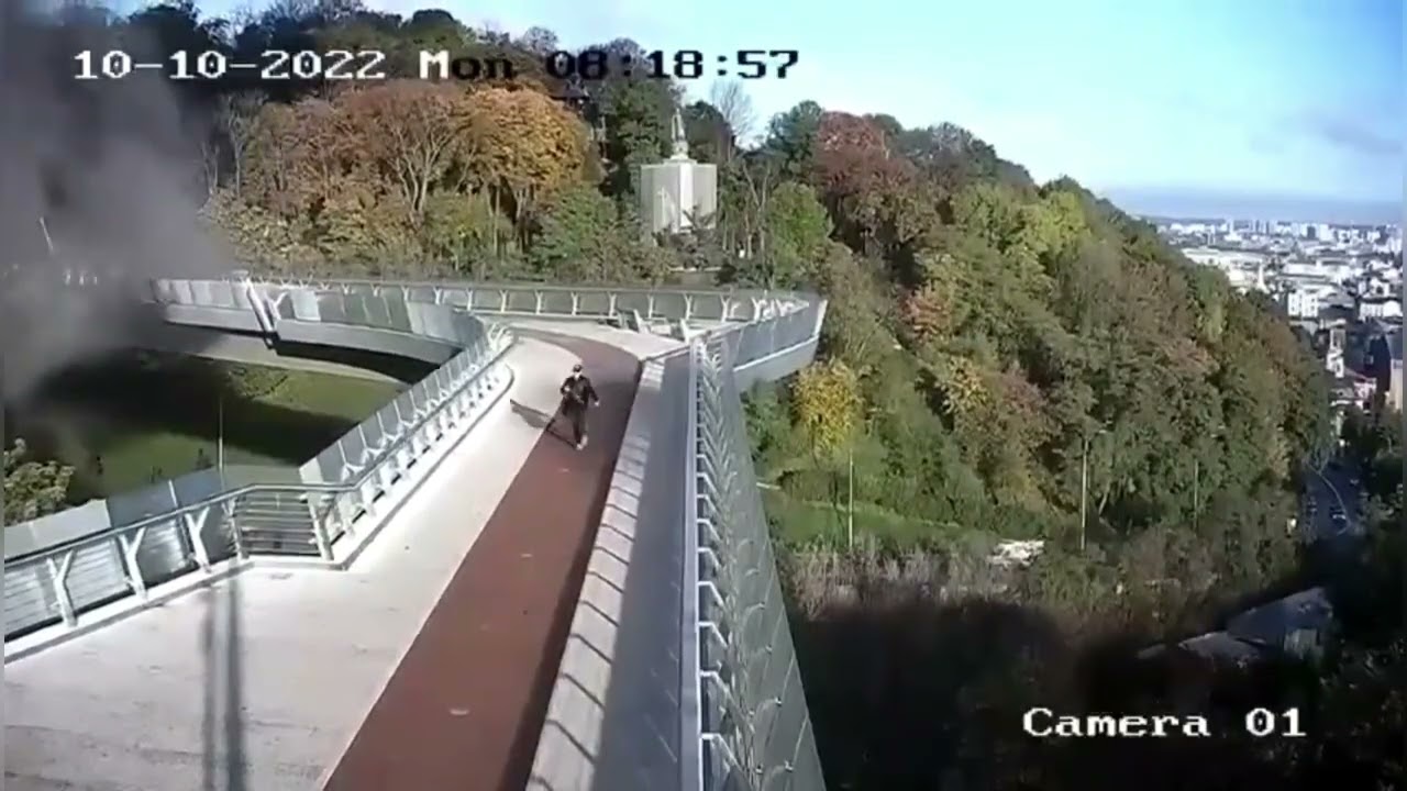 Кличко показал, как выглядит после прилета пешеходный мост через Владимирский спуск. Вакарчук спел на мосту. Видео