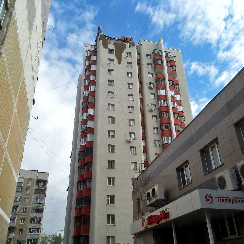 Летела в Харьков. Российская ракета упала на жилой дом в Белгороде (видео)