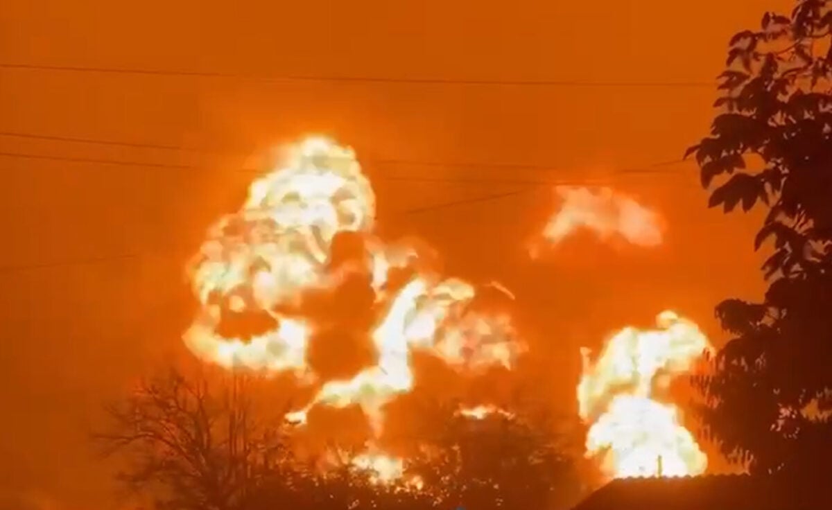 ⚡СМИ: В оккупированном Шахтерске горят цистерны с горючим (Видео)