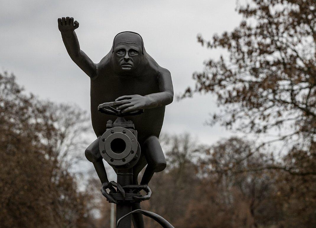 В Праге установили памятник Путину (фото)