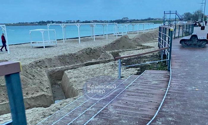 Страх имеет большие глаза: в Крыму начали рыть окопы на пляжах