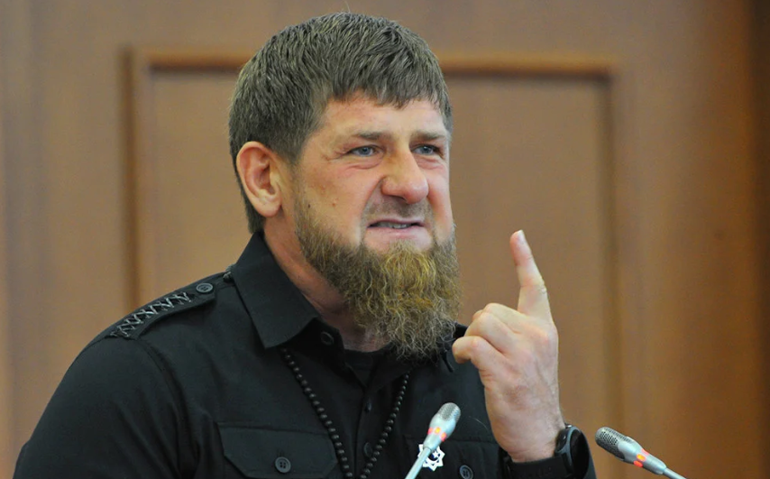 В Урус-Мартане устроили облаву на очевидцев конфликта гаишника с росгвардейцем. Кадыров пригрозил отправить их на войну