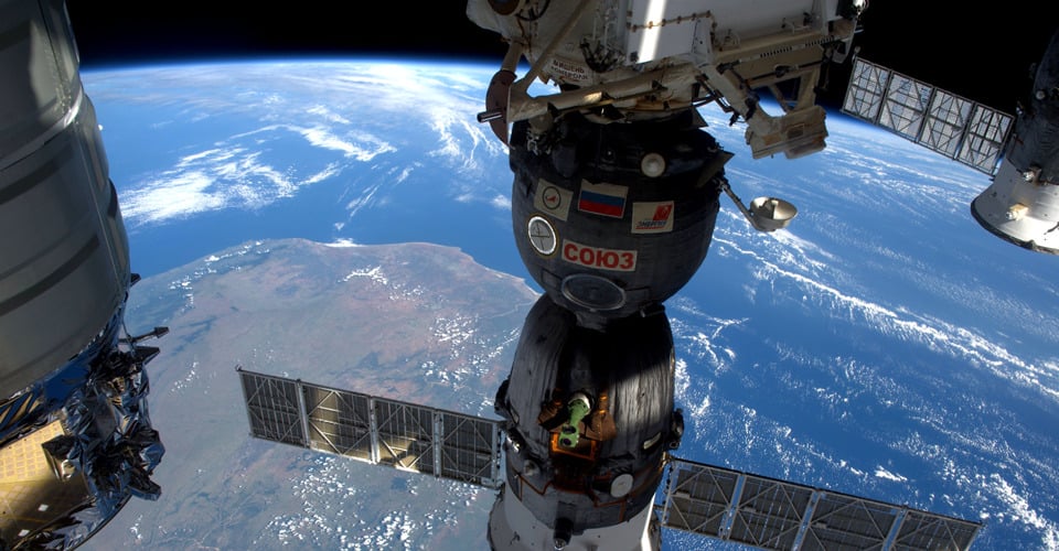 Российские космонавты не смогли выйти в открытый космос из-за утечки в системе охлаждения корабля