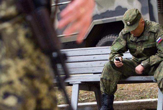 "Кто дернется - стреляй сразу": командир "ЛНР" избил дубинкой "мобиков"(Видео)