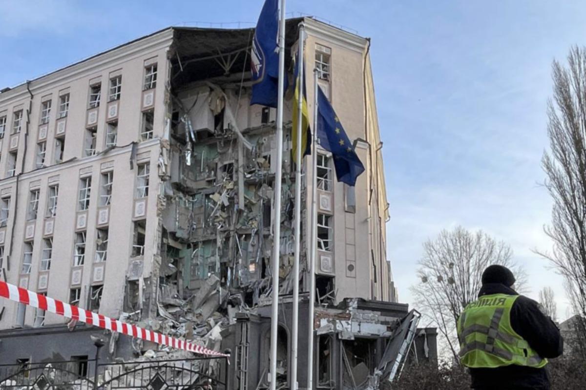 Ракетная атака РФ: Киев всколыхнула серия взрывов, много пострадавших (фото, видео)