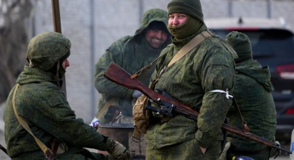 Россияне перебрасывают на фронт устаревшее оружие: эксперт объяснил, что это означает