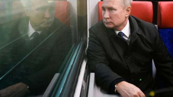 Вагонный дед. Путин все чаще пользуется бронепоездом после вторжения РФ в Украину