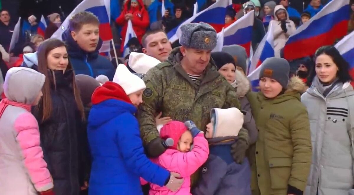 На концерт-шабаш в Лужниках привели похищенных из Мариуполя детей: их заставили обнимать оккупанта