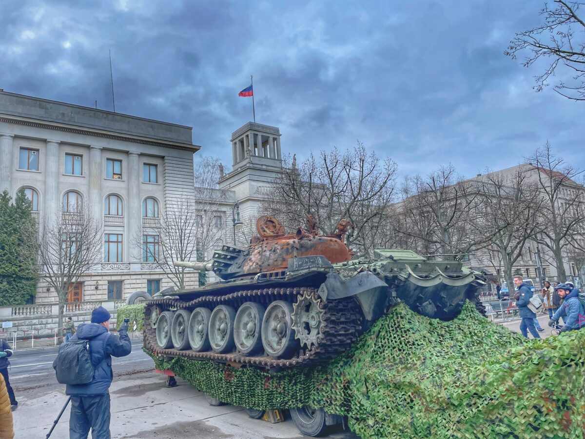 В Берлине перед посольством РФ установили подбитый в Украине российский танк
