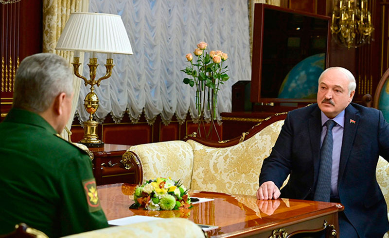 «Защищать как свою территорию»: Лукашенко потребовал гарантий безопасности от России