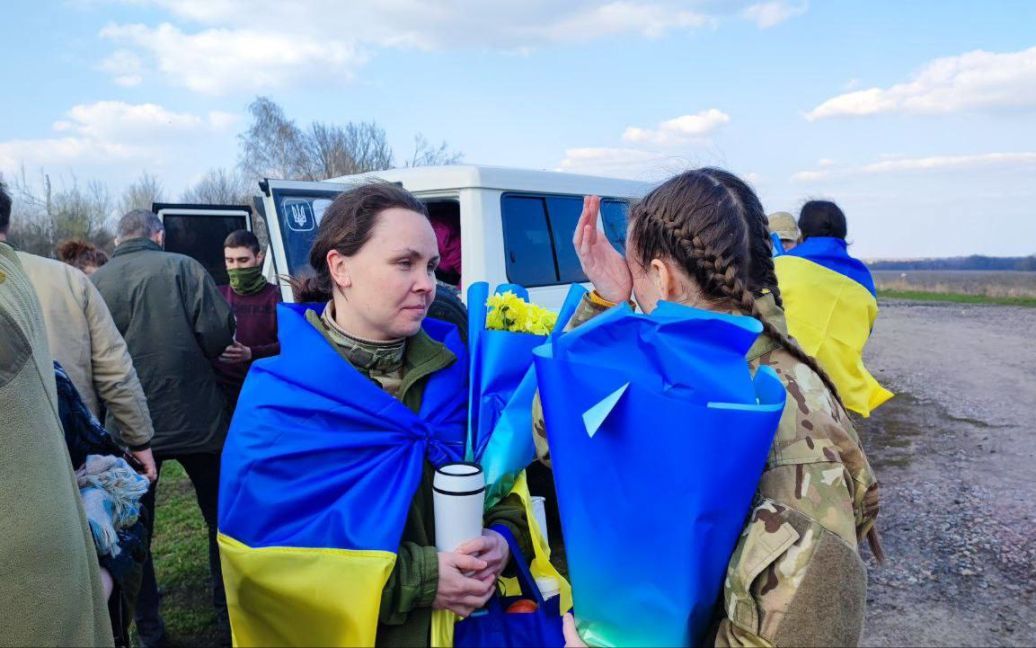 Очередной обмен пленными: домой вернулись 100 украинских защитников и защитниц. ФОТО, ВИДЕО