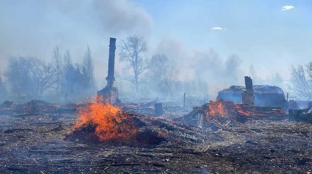 В Свердловской области почти полностью сгорел поселок Сосьва, пока его жители погибают в Украине. Видео