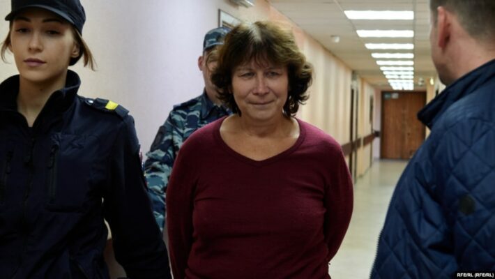 «Заберите его к себе, вырастили урода и убийцу»: В РФ пенсионерка получила срок за записку на могиле родителей Путина
